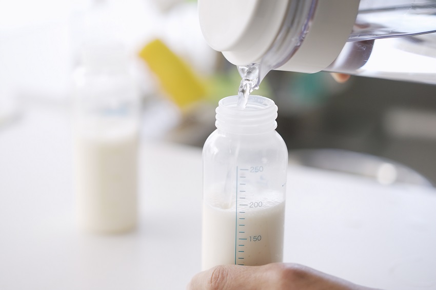 pha sữa cho trẻ sơ sinh