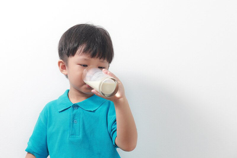 cách đổi sữa công thức cho bé
