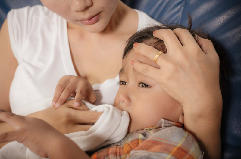 trẻ sơ sinh bị ho sổ mũi nhưng không sốt