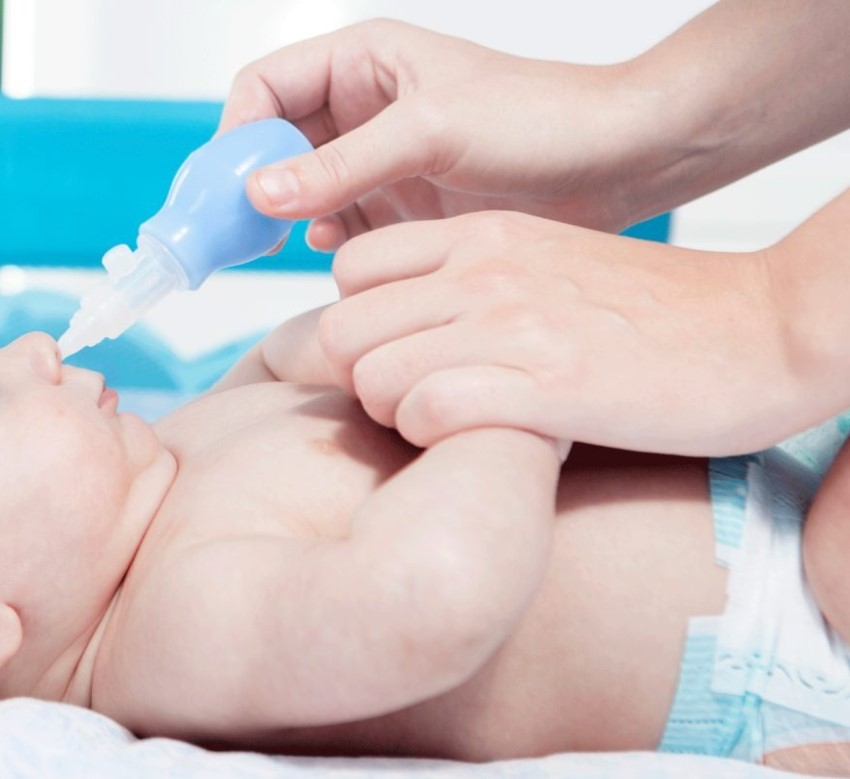 trẻ sơ sinh nghẹt mũi phải làm sao