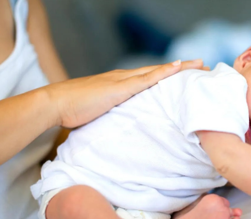 trẻ sơ sinh trớ ra dịch nhầy cặn sữa