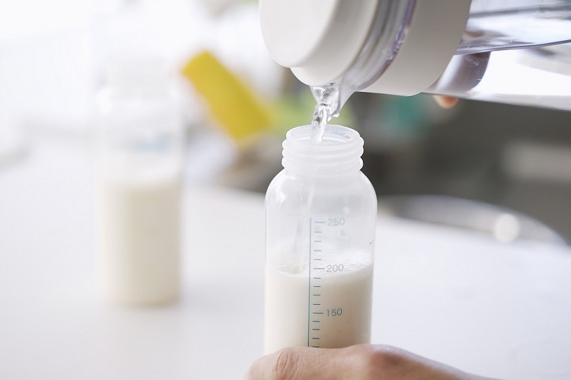 trẻ sơ sinh uống sữa công thức bị táo bón 3