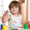bé học bảng chữ cái với flashcard