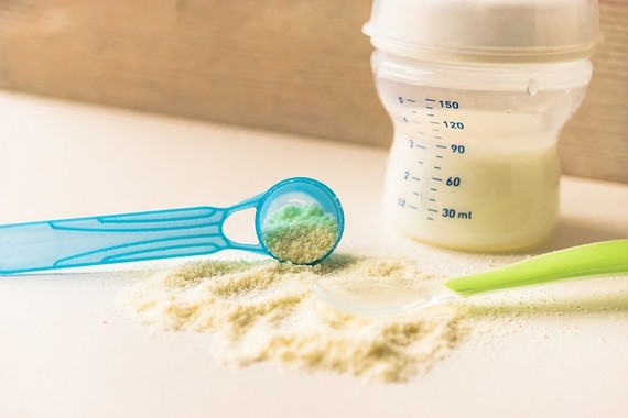 cách cho trẻ sơ sinh bú bình