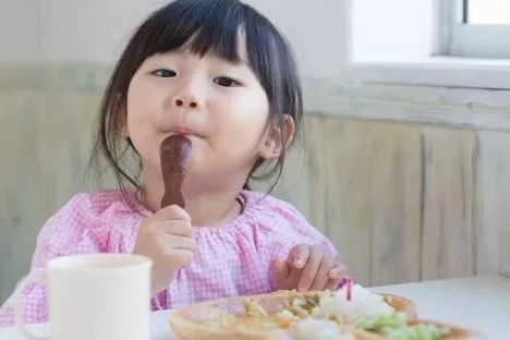 bé ăn không hấp thu phải làm sao