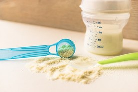 cách cho trẻ sơ sinh bú bình