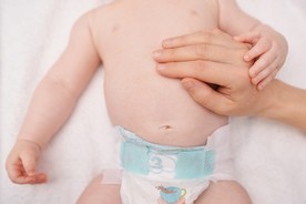 cách massage cho trẻ sơ sinh bị táo bón 