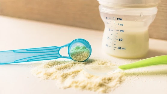 cách cho trẻ sơ sinh bú bình