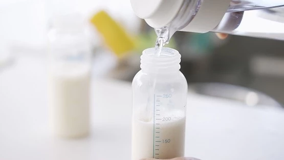 cách tăng lượng sữa cho bé bú bình