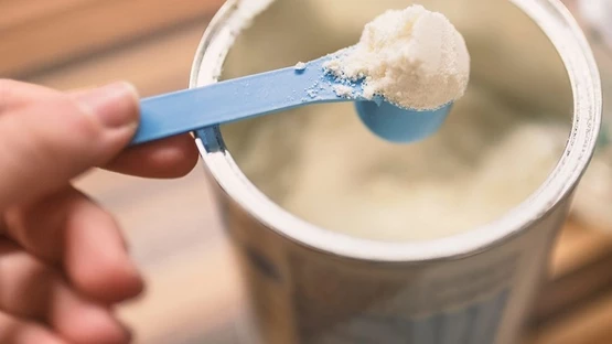 trẻ sơ sinh uống sữa công thức bị táo bón 